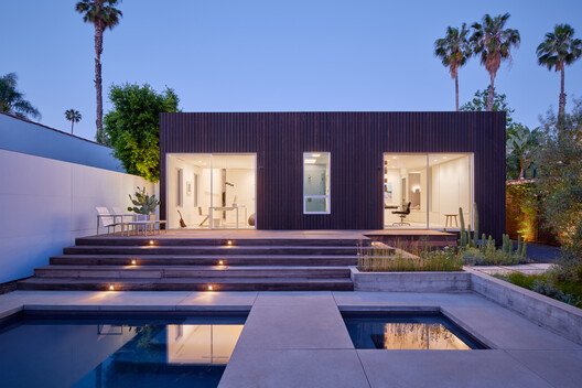 Casa centrada / aanda + HYCArch - Fotografía exterior, Ventanas, Fachada