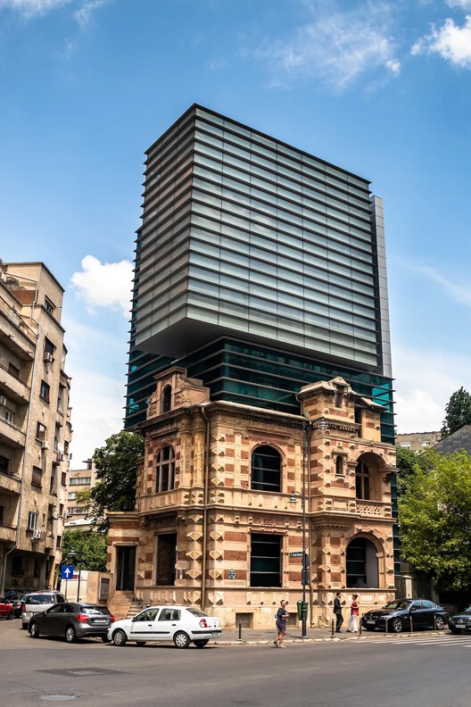 Contraste o armonía: la estética de las adaptaciones modernas a los edificios históricos - Imagen 4 de 11